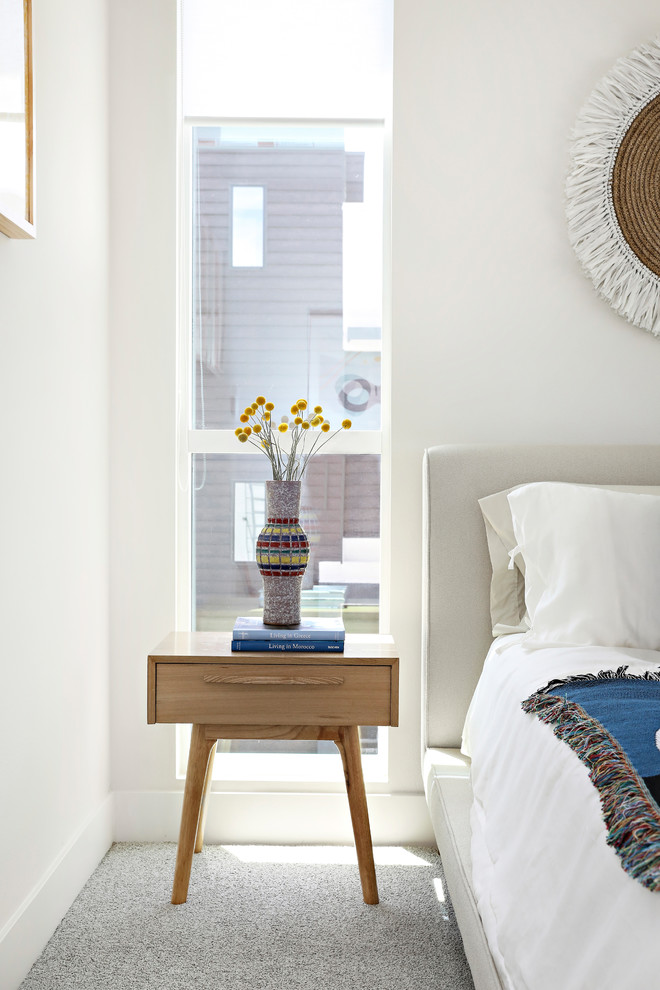 Пример оригинального дизайна: хозяйская спальня в стиле неоклассика (современная классика) с белыми стенами, ковровым покрытием и серым полом