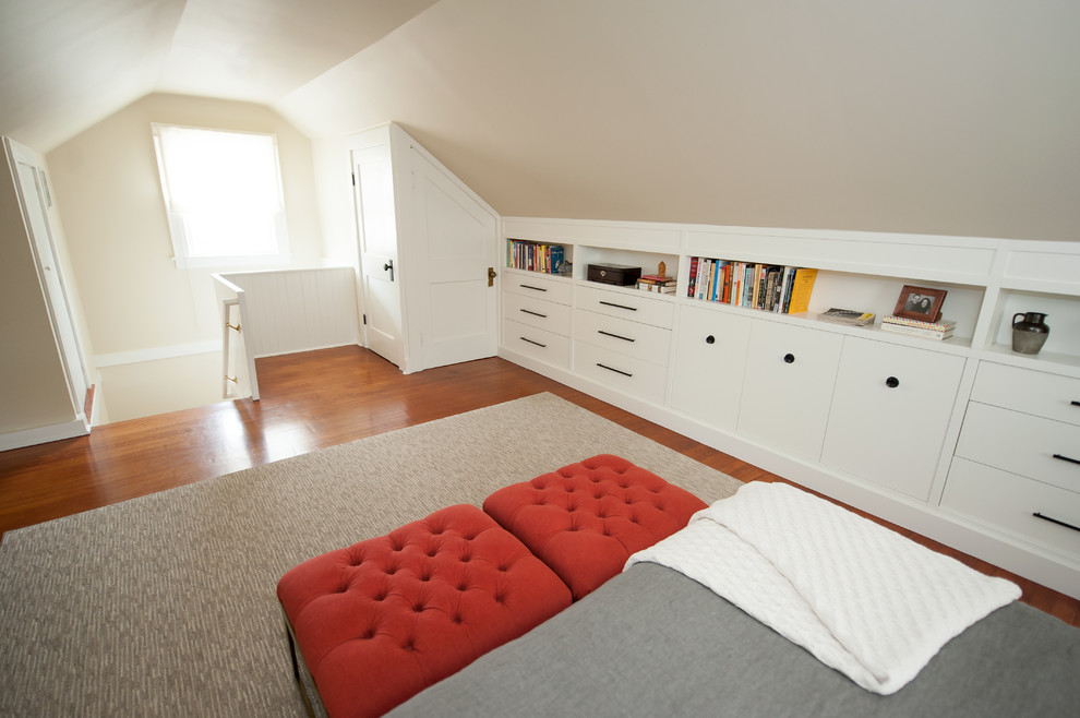 Свежая идея для дизайна: хозяйская спальня среднего размера в стиле неоклассика (современная классика) с бежевыми стенами и светлым паркетным полом - отличное фото интерьера