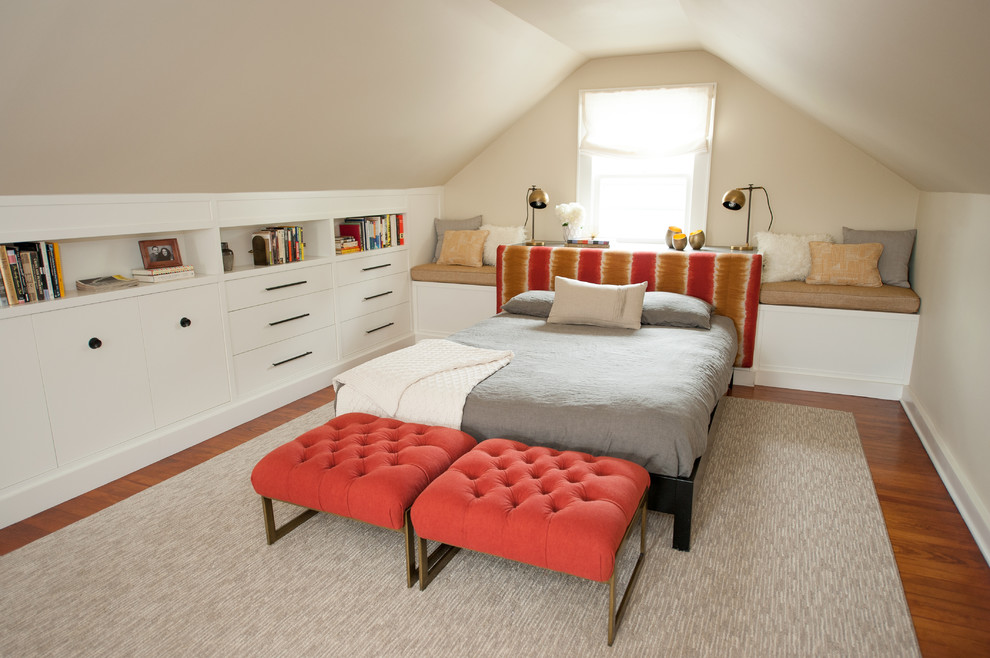 Modelo de dormitorio principal clásico renovado de tamaño medio sin chimenea con paredes beige, suelo de madera en tonos medios, suelo marrón y techo inclinado