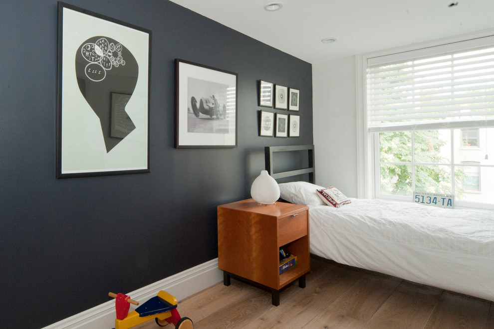 Imagen de habitación de invitados clásica renovada de tamaño medio sin chimenea con paredes negras, suelo de madera en tonos medios y suelo marrón