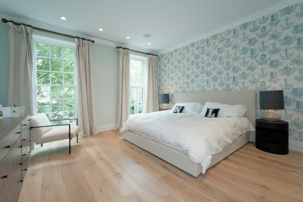 Пример оригинального дизайна: большая хозяйская спальня в стиле неоклассика (современная классика) с синими стенами, светлым паркетным полом, бежевым полом и акцентной стеной без камина