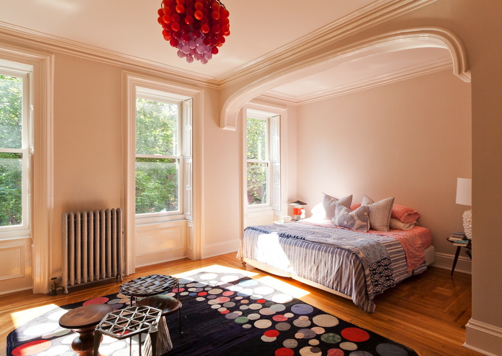 На фото: спальня в современном стиле с бежевыми стенами и паркетным полом среднего тона с