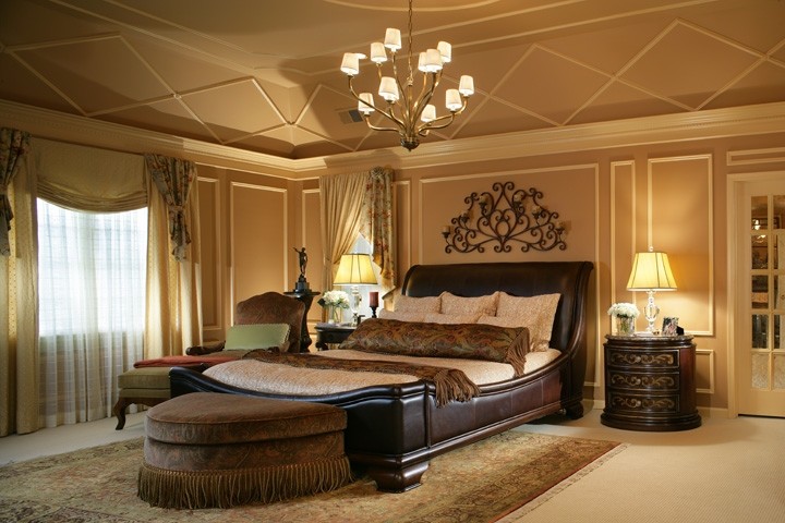 Идея дизайна: большая хозяйская спальня в классическом стиле с ковровым покрытием, фасадом камина из камня и коричневыми стенами