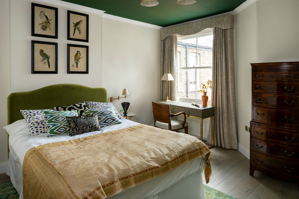 Источник вдохновения для домашнего уюта: хозяйская спальня среднего размера в классическом стиле с серыми стенами, темным паркетным полом и коричневым полом
