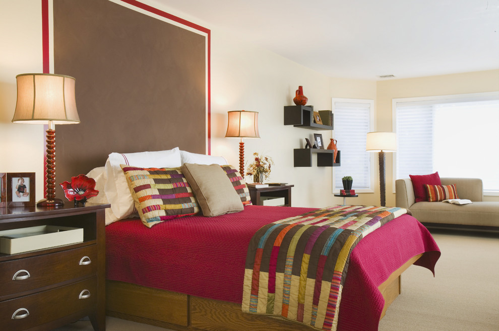 Свежая идея для дизайна: спальня в стиле фьюжн с бежевыми стенами и ковровым покрытием без камина - отличное фото интерьера