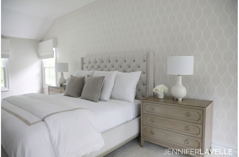 ニューヨークにある広いトランジショナルスタイルのおしゃれな主寝室 (白い壁、無垢フローリング、茶色い床、三角天井、壁紙) のインテリア