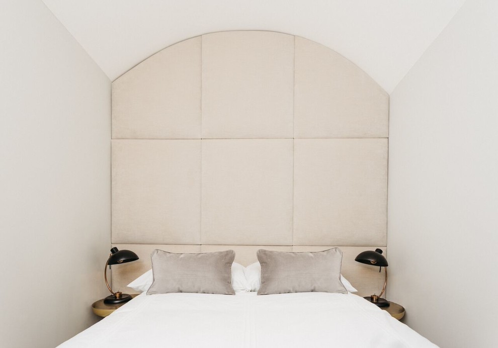 ロンドンにあるトランジショナルスタイルのおしゃれな客用寝室 (白い壁) のインテリア