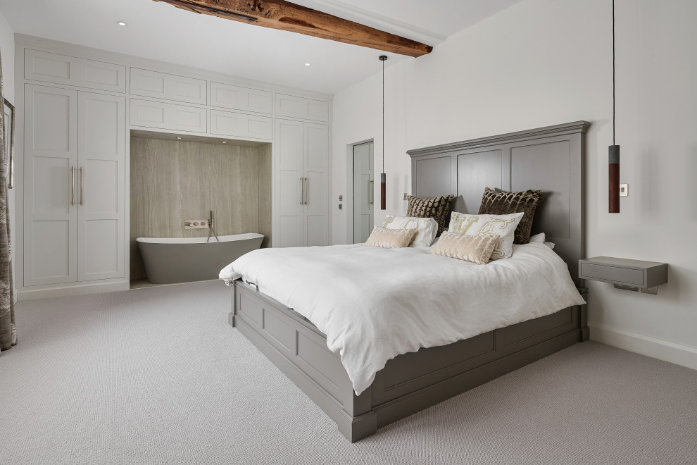 Источник вдохновения для домашнего уюта: большая хозяйская спальня в стиле неоклассика (современная классика) с белыми стенами, ковровым покрытием и серым полом