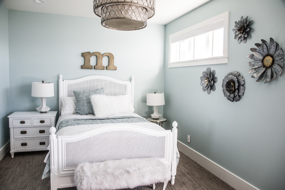 Exempel på ett mellanstort shabby chic-inspirerat sovrum, med beige väggar, heltäckningsmatta och grått golv