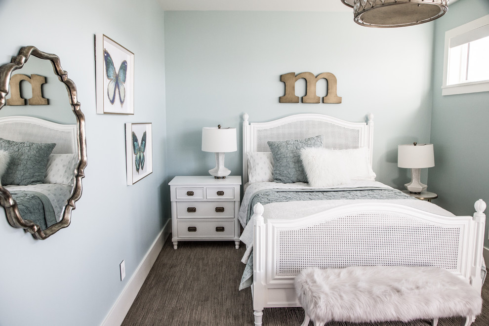 Imagen de dormitorio tradicional de tamaño medio con paredes azules, moqueta y suelo gris