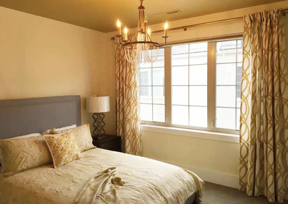 Kleines Klassisches Schlafzimmer mit gelber Wandfarbe und Teppichboden in Denver