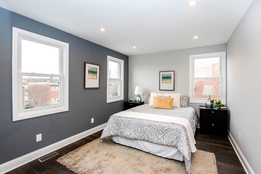 ワシントンD.C.にある中くらいなコンテンポラリースタイルのおしゃれな客用寝室 (白い壁、磁器タイルの床、暖炉なし、茶色い床)