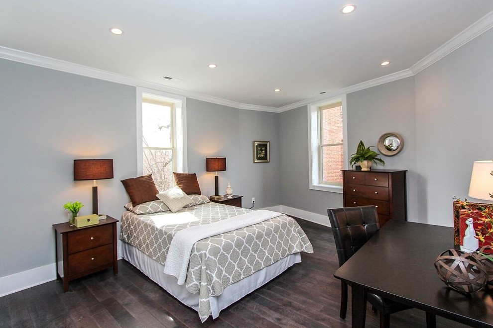 Modelo de habitación de invitados contemporánea de tamaño medio sin chimenea con paredes blancas, suelo de baldosas de porcelana y suelo marrón