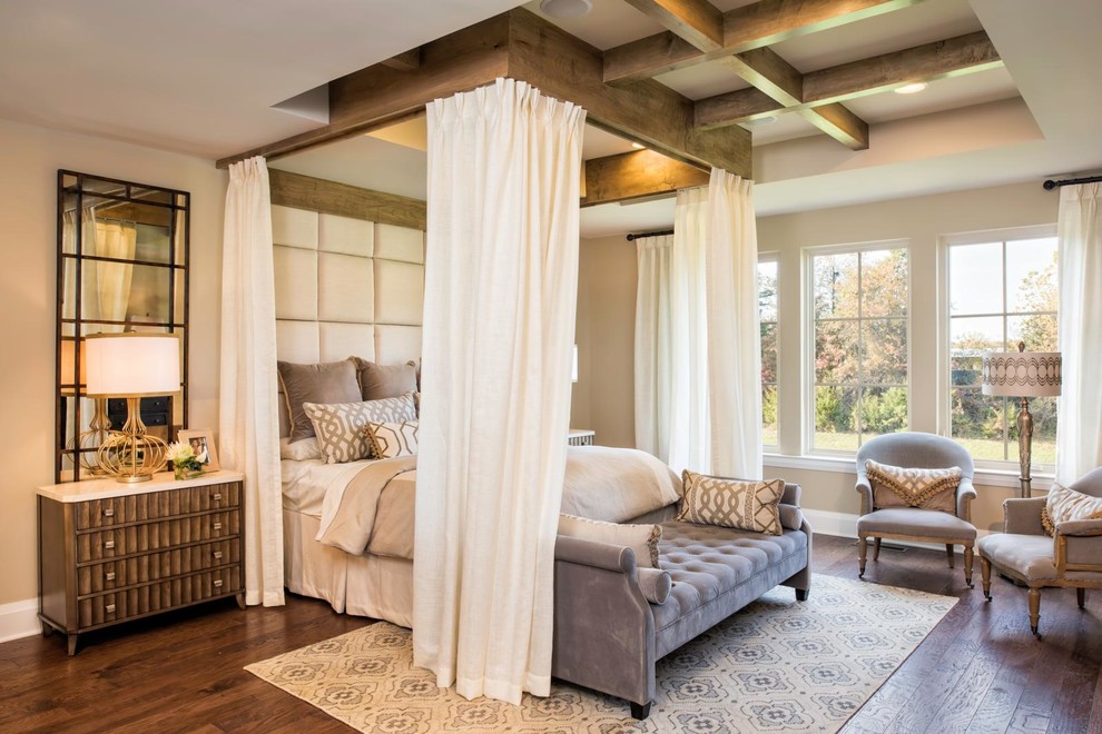 Diseño de dormitorio principal clásico renovado grande sin chimenea con paredes beige, suelo de madera oscura y suelo marrón