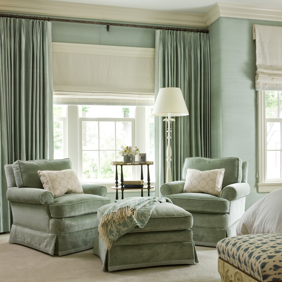 Immagine di una camera da letto tradizionale con pareti verdi e moquette