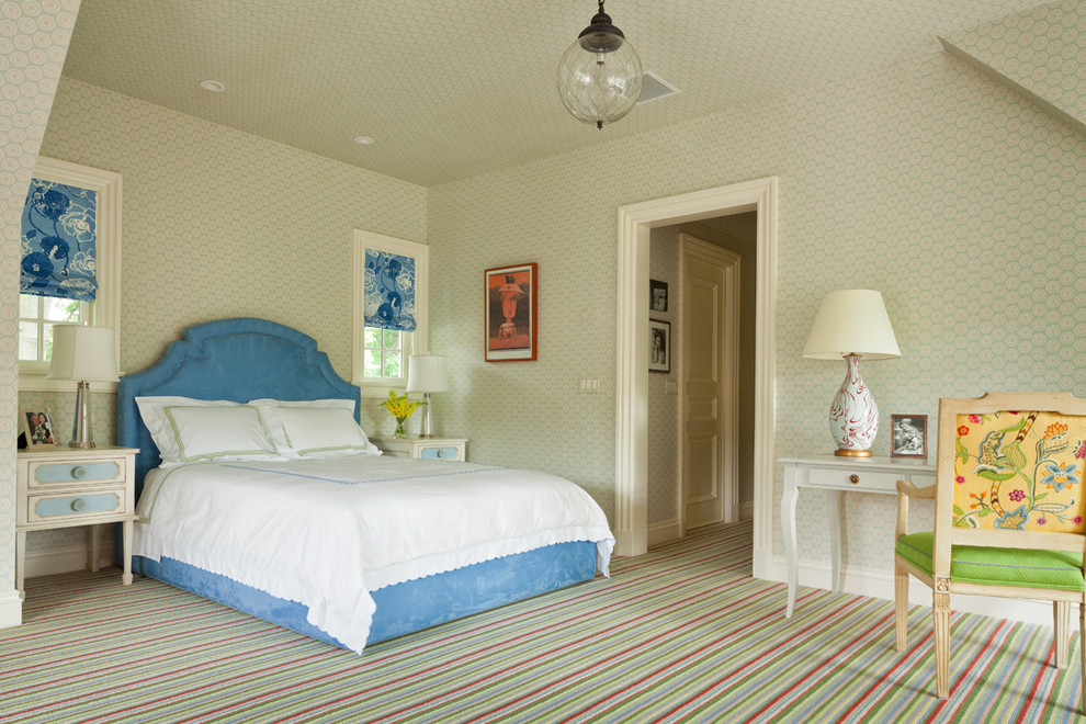 Foto di una camera da letto classica con pareti multicolore e moquette