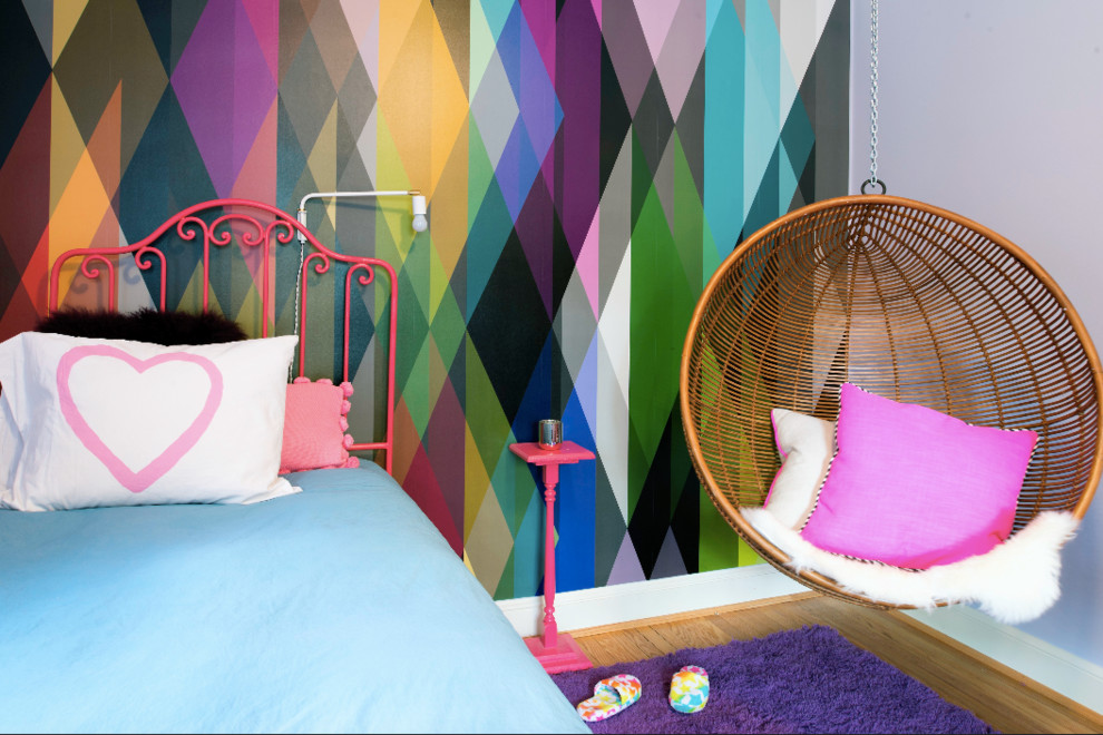 Cette photo montre une chambre d'amis grise et rose tendance de taille moyenne avec un mur gris, parquet clair, aucune cheminée et un sol violet.