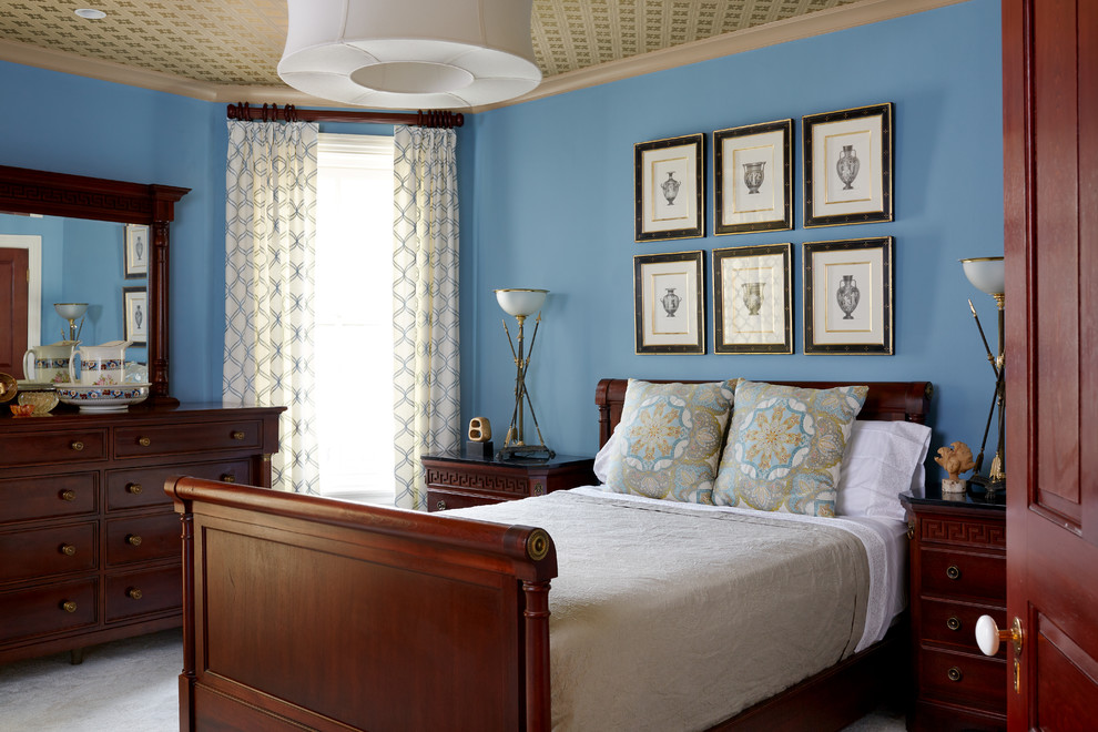 Aménagement d'une chambre avec moquette classique avec un mur bleu et un sol blanc.
