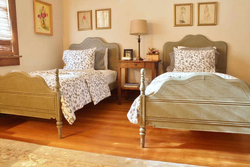 Modelo de habitación de invitados campestre de tamaño medio con paredes marrones y suelo de madera en tonos medios