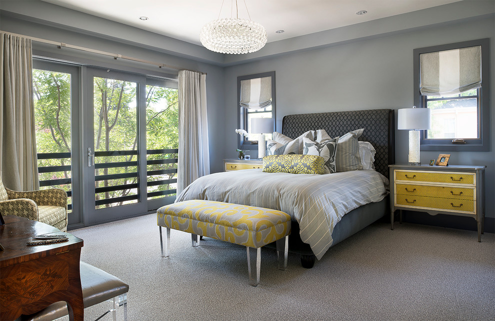 Inspiration pour une chambre avec moquette grise et jaune traditionnelle avec un mur gris.
