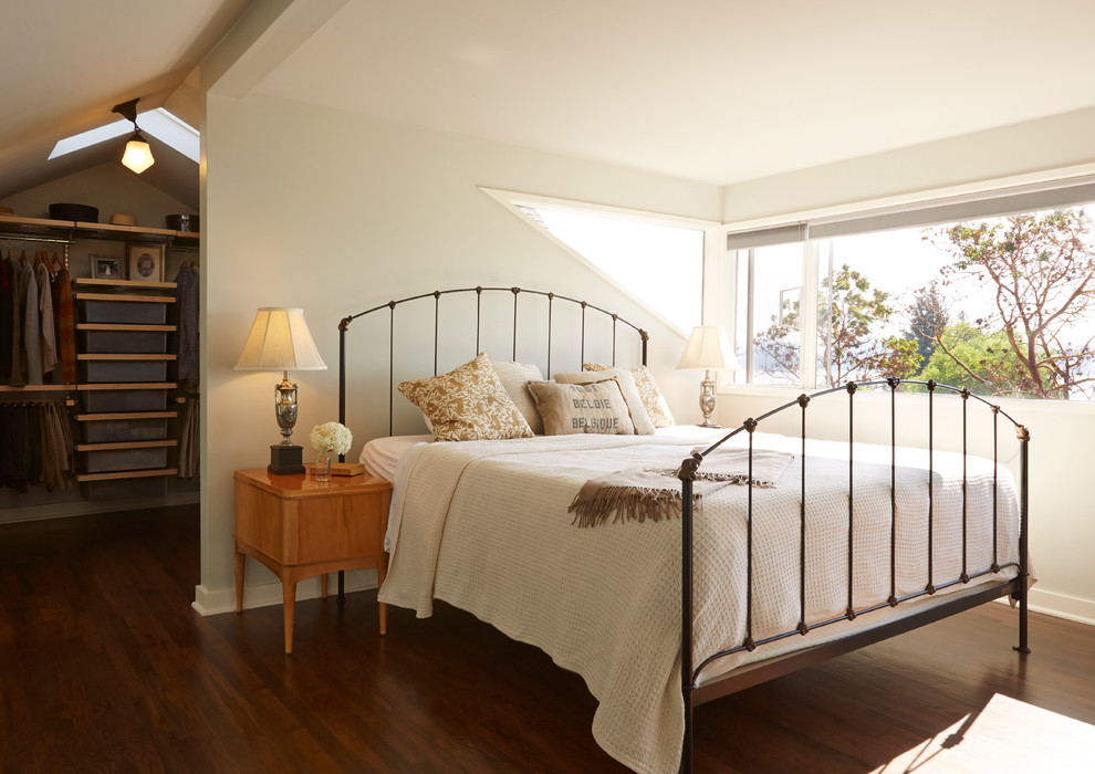 シアトルにあるトラディショナルスタイルのおしゃれな寝室 (白い壁、濃色無垢フローリング、勾配天井) のインテリア