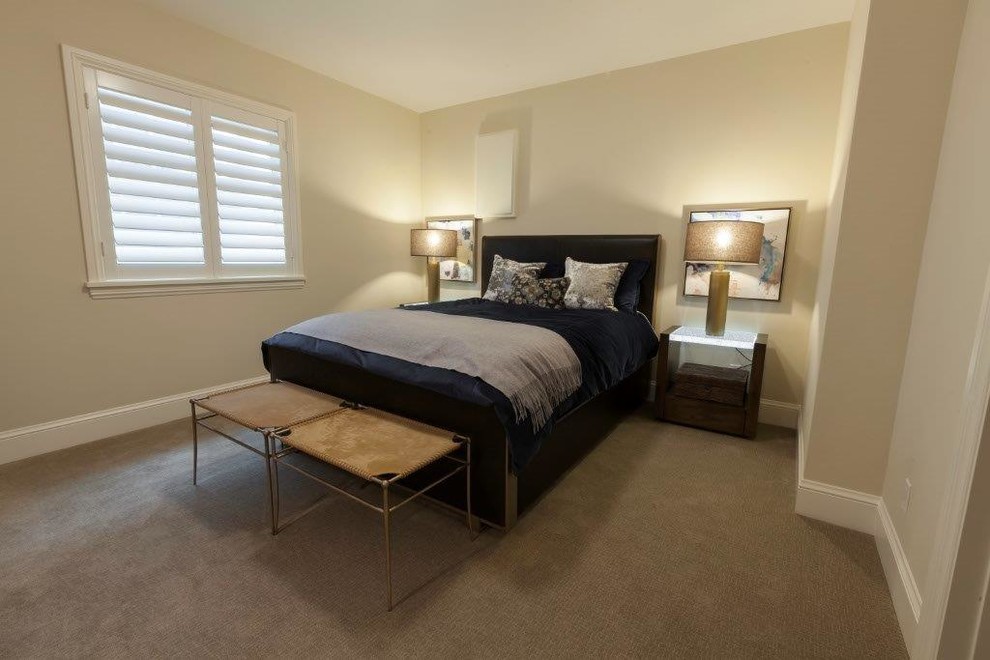 デンバーにある中くらいなトランジショナルスタイルのおしゃれな客用寝室 (ベージュの壁、カーペット敷き、暖炉なし、茶色い床) のインテリア