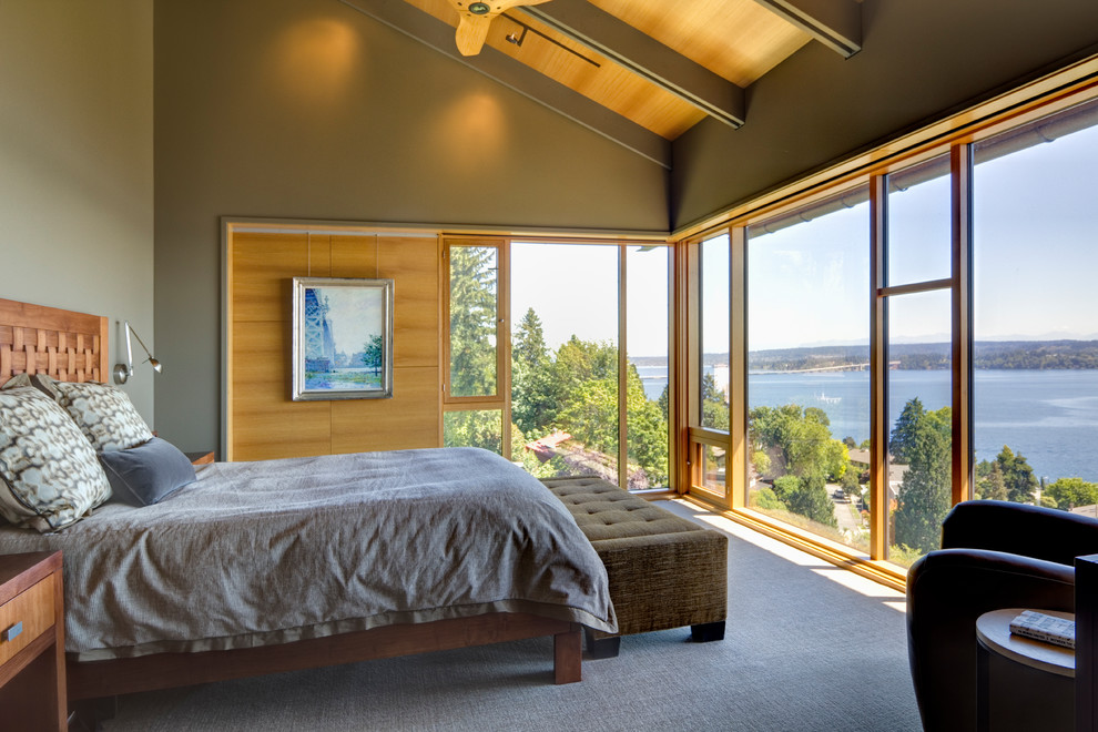 シアトルにある広いコンテンポラリースタイルのおしゃれな主寝室 (グレーの壁、カーペット敷き、グレーの床) のインテリア
