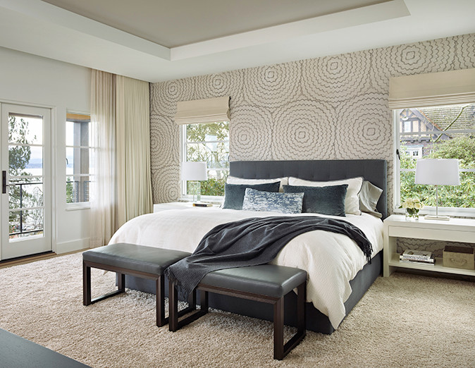 Imagen de dormitorio principal clásico renovado con paredes multicolor y suelo de madera clara