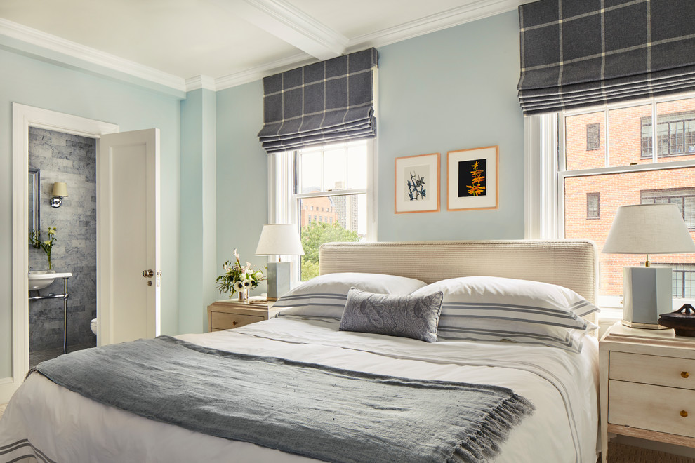 Foto de dormitorio principal tradicional renovado grande con paredes azules y moqueta