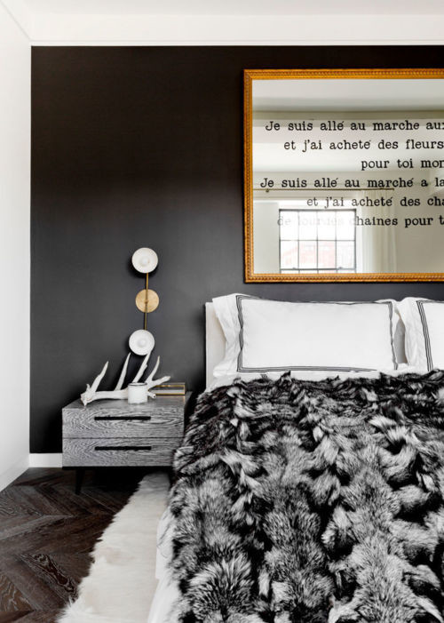 Imagen de dormitorio principal actual de tamaño medio sin chimenea con paredes grises, suelo de madera oscura y suelo gris