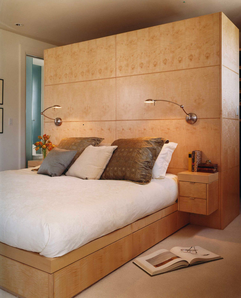 На фото: хозяйская спальня в современном стиле с белыми стенами и ковровым покрытием