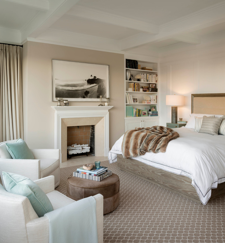 Idee per una camera da letto classica con pareti beige e camino classico