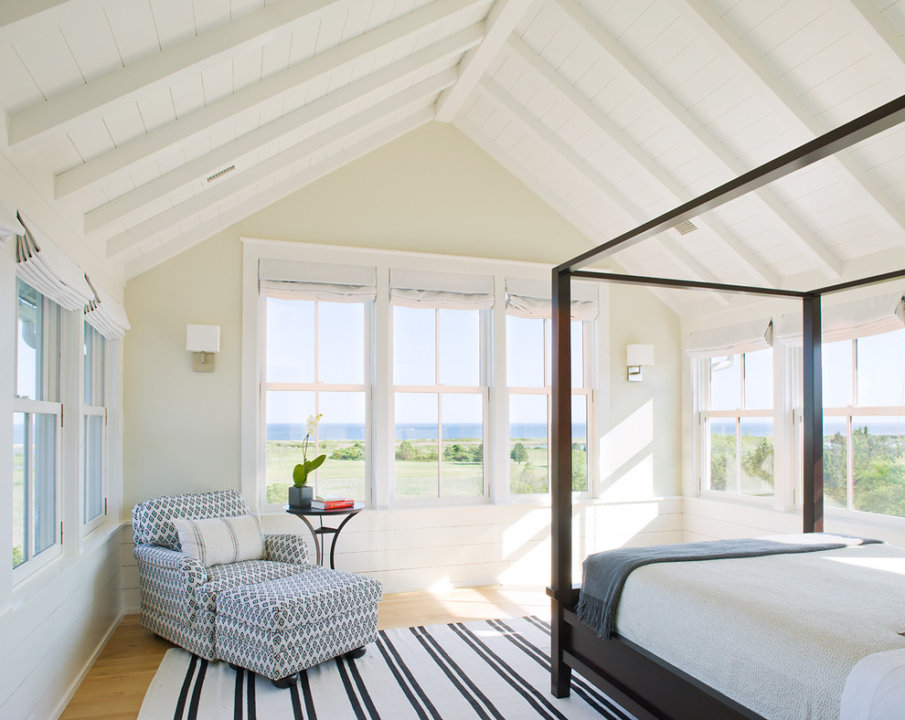 Landhaus Schlafzimmer mit beiger Wandfarbe und braunem Holzboden in Providence