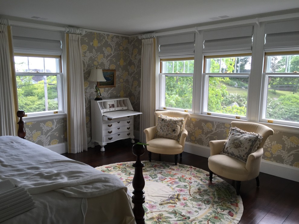 Ejemplo de dormitorio principal clásico de tamaño medio con paredes azules, moqueta, todas las chimeneas, marco de chimenea de madera y suelo beige