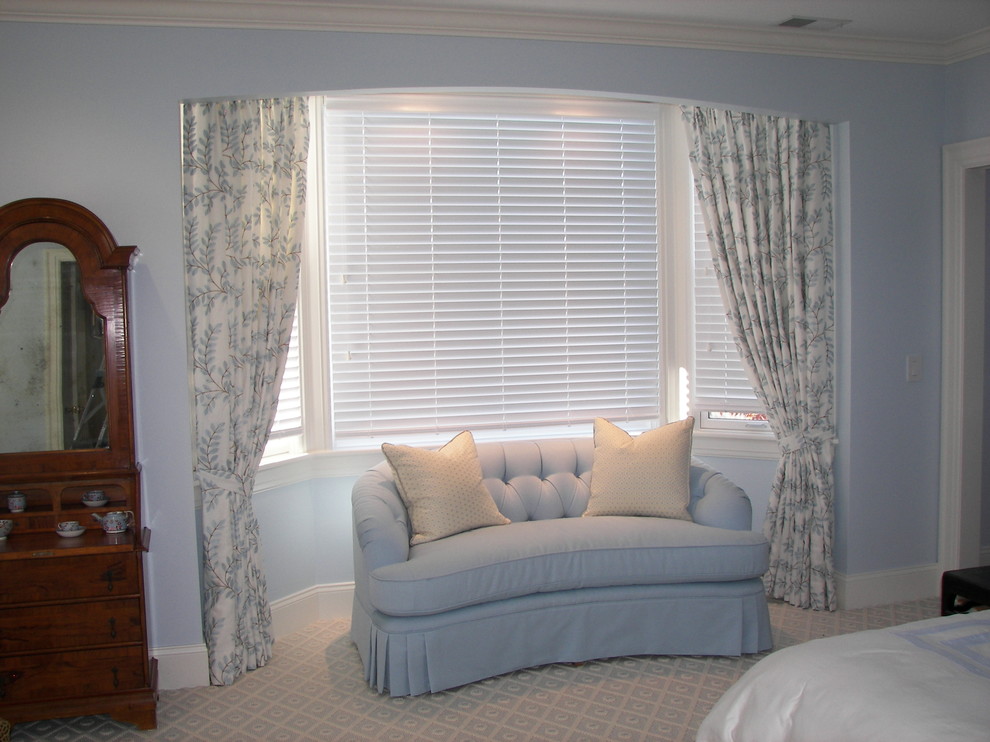 Foto de dormitorio principal clásico de tamaño medio con paredes azules, moqueta, todas las chimeneas, marco de chimenea de madera y suelo beige