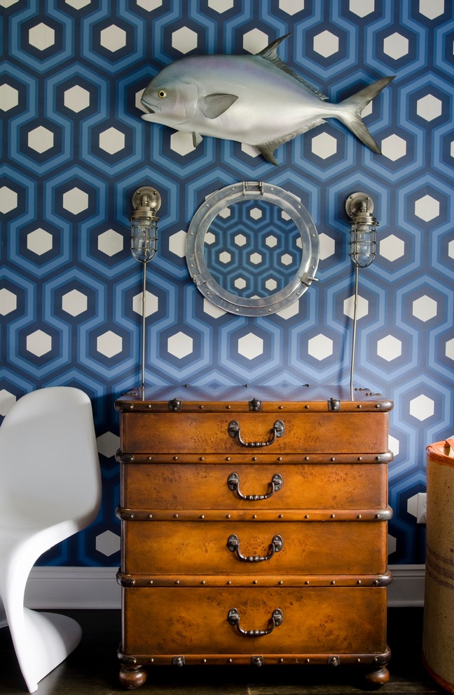 Klassisches Schlafzimmer mit blauer Wandfarbe und dunklem Holzboden in New York