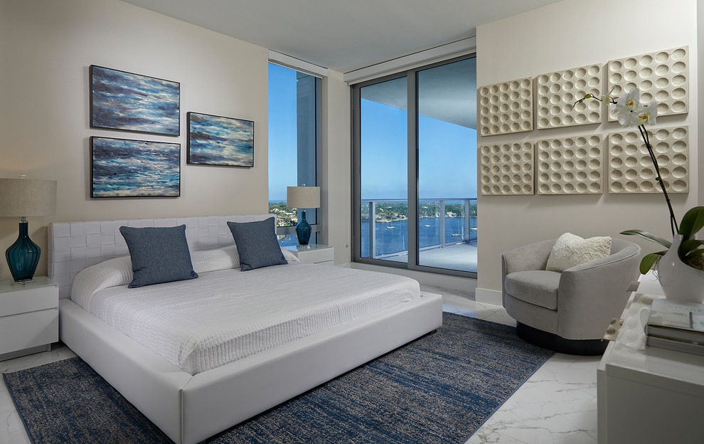 Modernes Hauptschlafzimmer ohne Kamin mit beiger Wandfarbe und weißem Boden in Miami