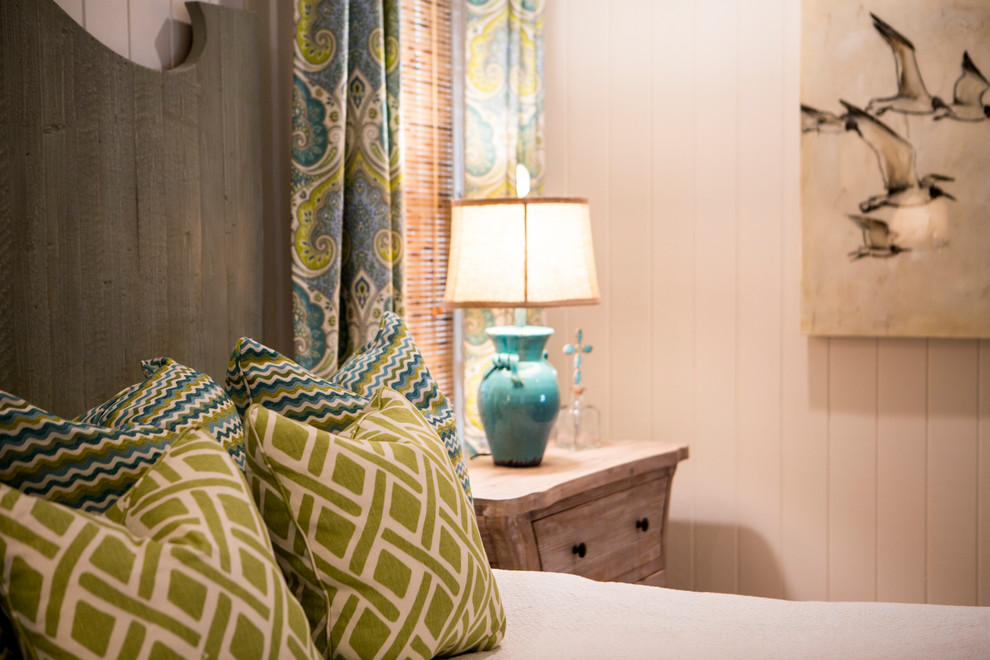 На фото: гостевая спальня среднего размера, (комната для гостей) в морском стиле с синими стенами и паркетным полом среднего тона без камина
