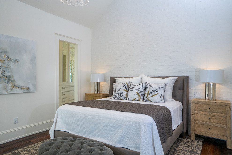 Immagine di una camera degli ospiti costiera con pareti bianche, parquet scuro e pavimento marrone