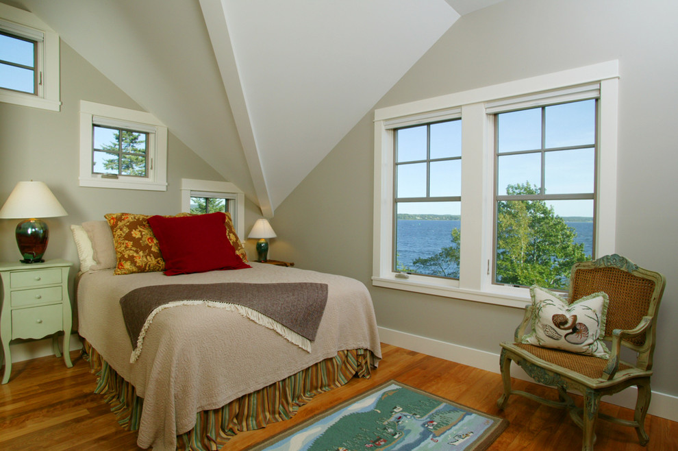 Ejemplo de dormitorio contemporáneo con paredes grises y suelo de madera en tonos medios