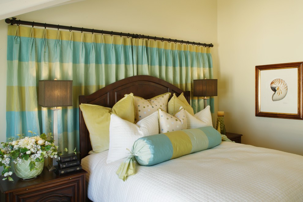 Ispirazione per una camera da letto stile marino di medie dimensioni con pareti gialle