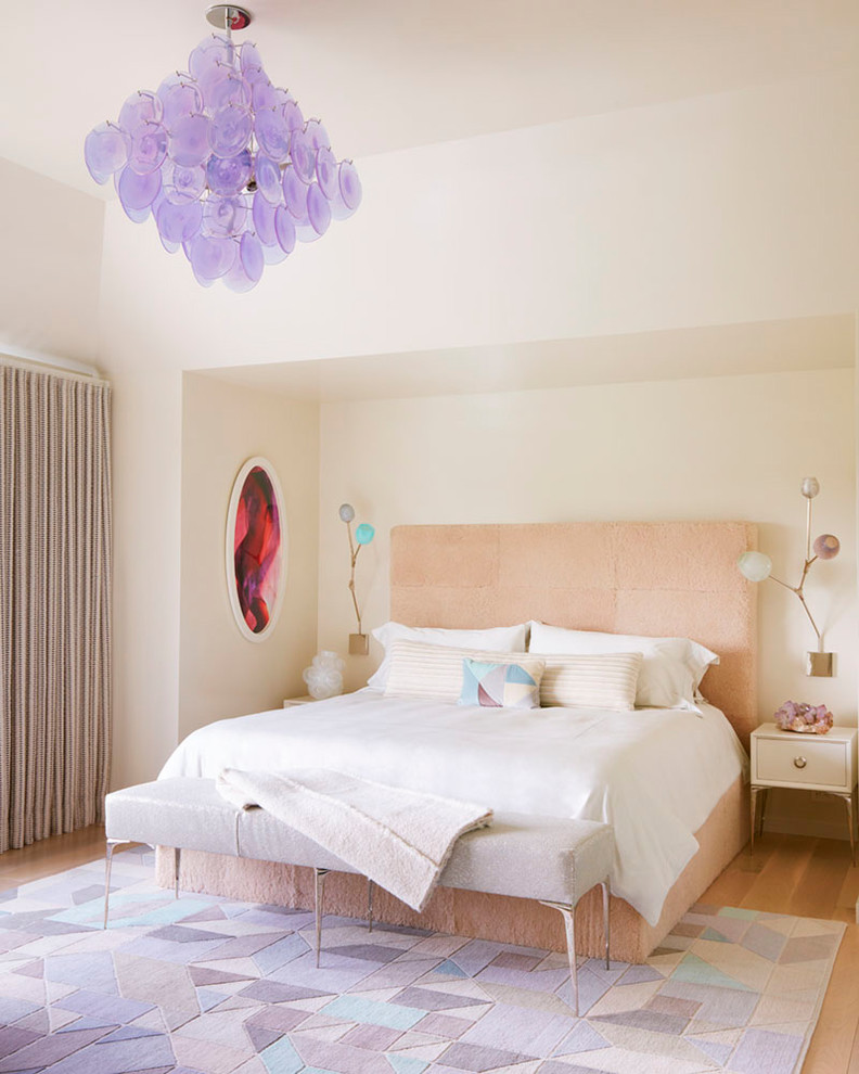 Modernes Schlafzimmer mit beiger Wandfarbe, braunem Holzboden und braunem Boden in New York