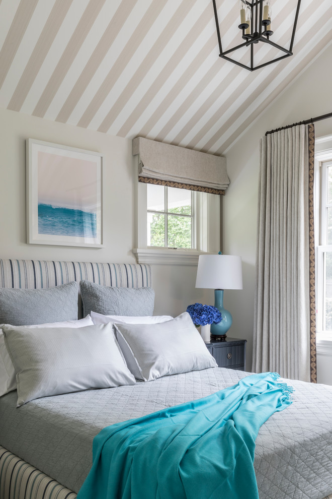 Ispirazione per una camera da letto stile marino con pareti beige