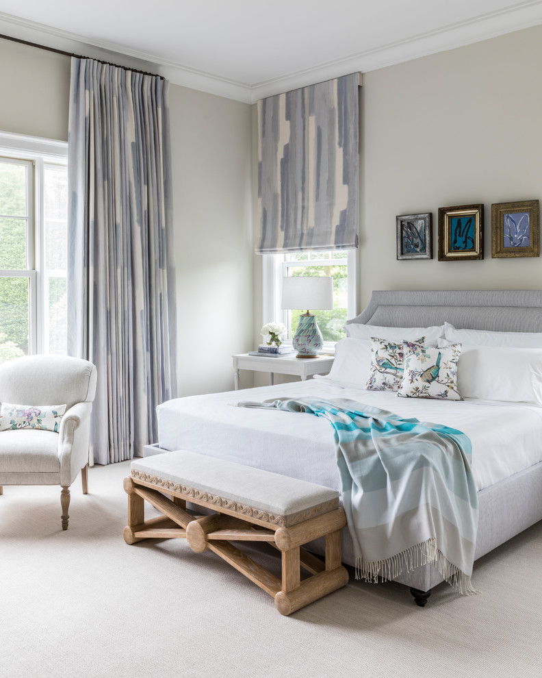 Esempio di una camera da letto stile marinaro con pareti beige, moquette e pavimento grigio