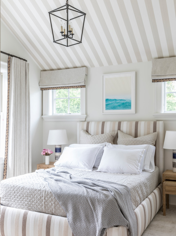 Источник вдохновения для домашнего уюта: спальня в морском стиле с серыми стенами, ковровым покрытием и серым полом