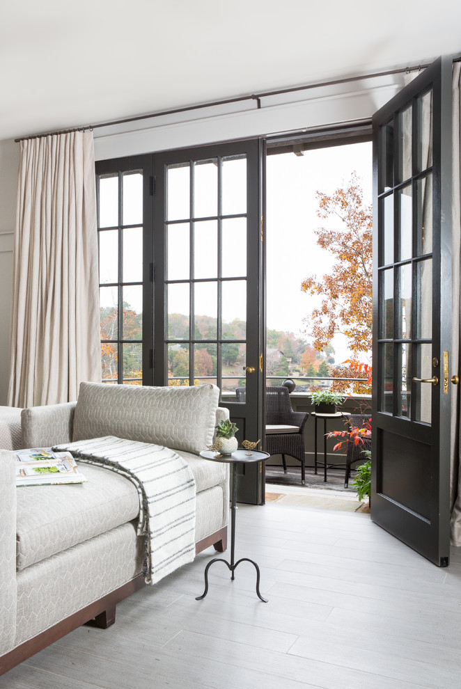 Свежая идея для дизайна: гостевая спальня среднего размера, (комната для гостей) в классическом стиле с белыми стенами, деревянным полом и коричневым полом - отличное фото интерьера