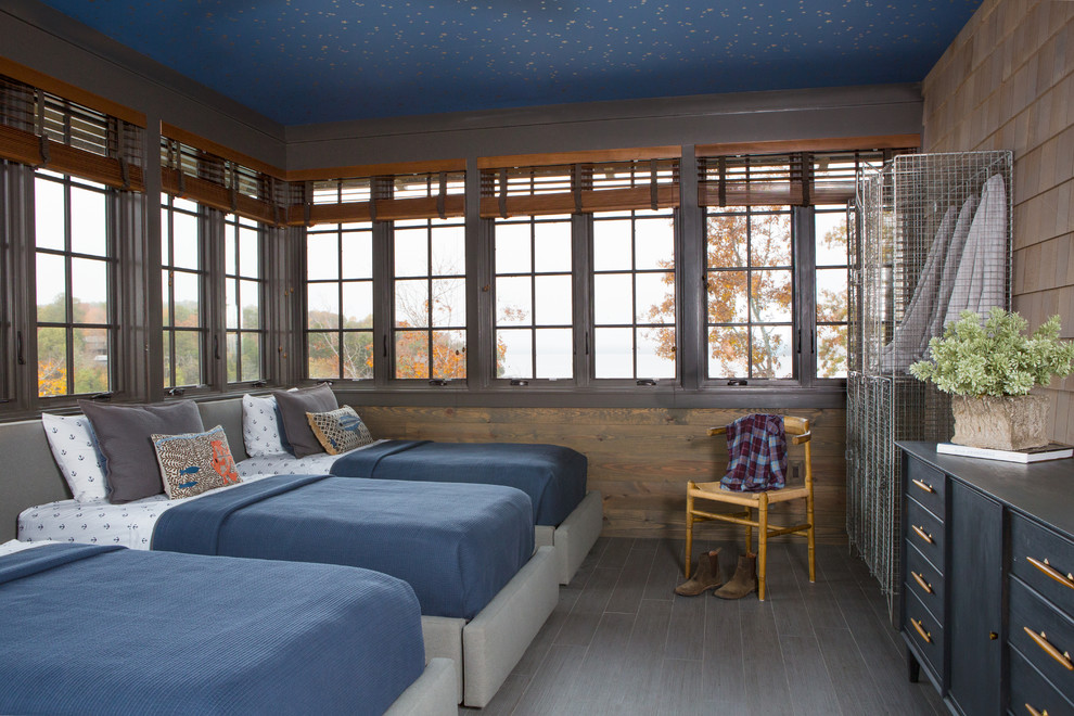 Ejemplo de habitación de invitados rural de tamaño medio con paredes marrones, suelo de baldosas de cerámica y suelo gris