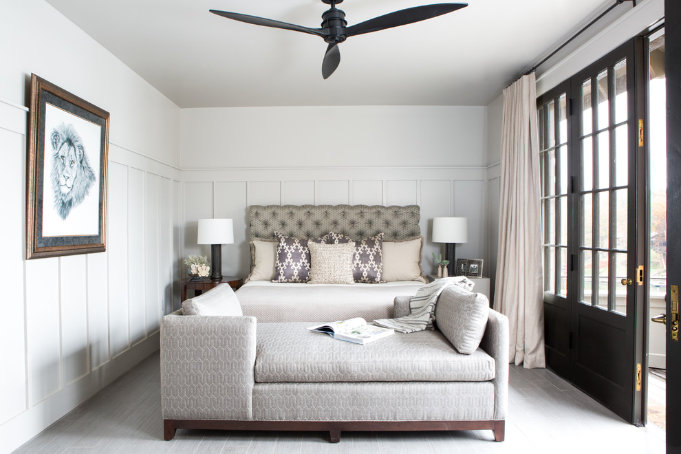 Exemple d'une chambre d'amis chic de taille moyenne avec un mur blanc et un sol gris.