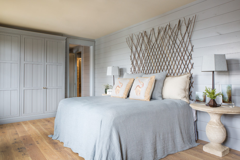 Источник вдохновения для домашнего уюта: гостевая спальня среднего размера, (комната для гостей) в стиле рустика с серыми стенами, коричневым полом и паркетным полом среднего тона