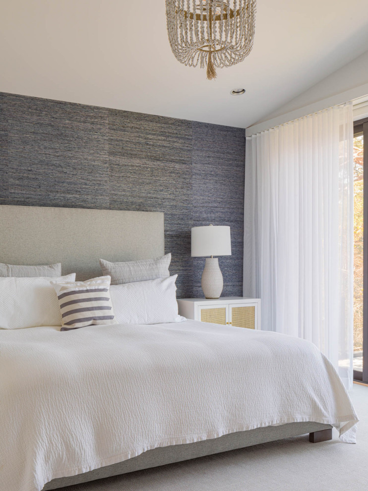 Пример оригинального дизайна: хозяйская спальня в морском стиле с синими стенами, ковровым покрытием, белым полом, сводчатым потолком и обоями на стенах